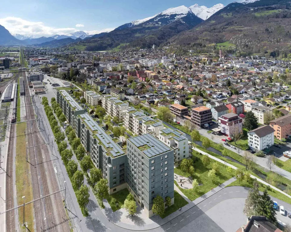Ruhig am Bahnhof Buchs SG, mit Sicht in die Berge