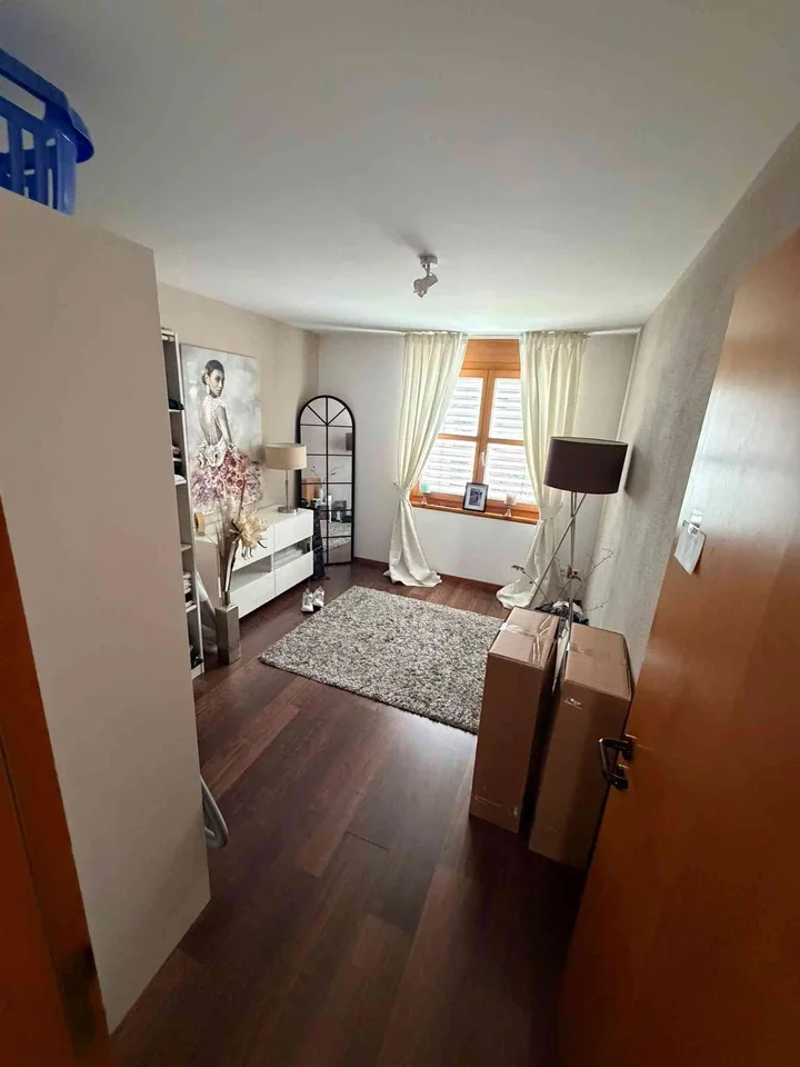Helle, charmante 3 1/2-Zi-Maisonette-Wohnung mit Balkon
