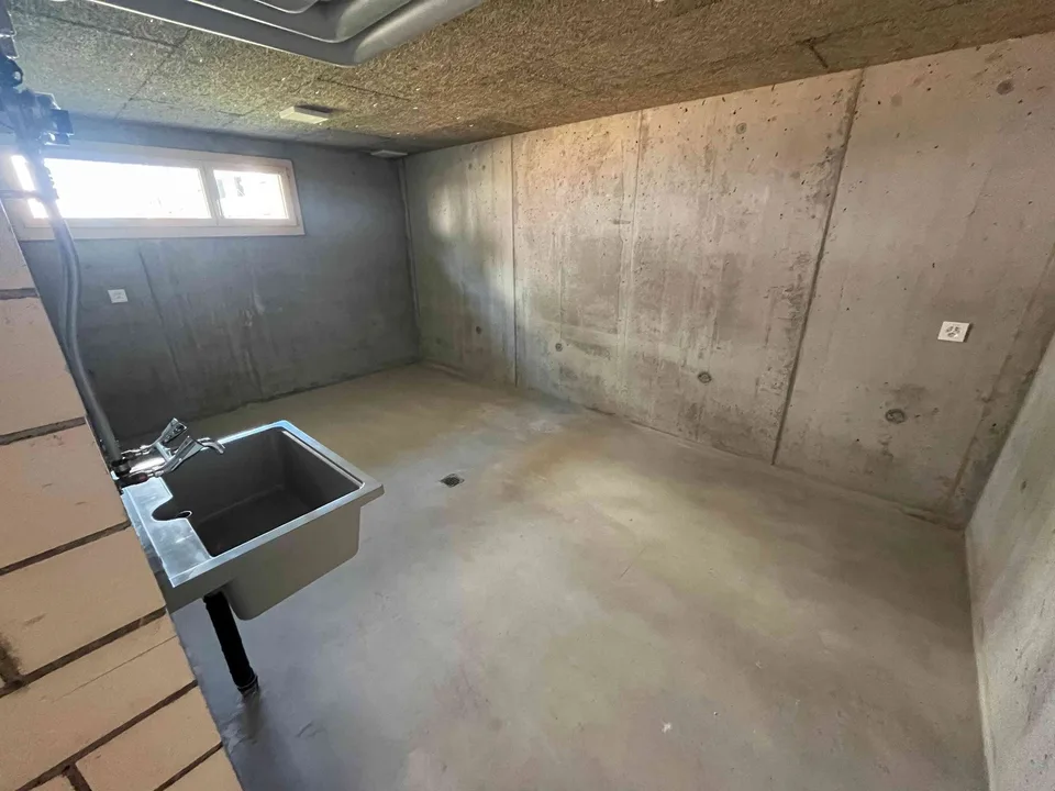 Hobbyraum mit Fenster und Lavabo zu vermieten – Trimmis (Oberdorf)