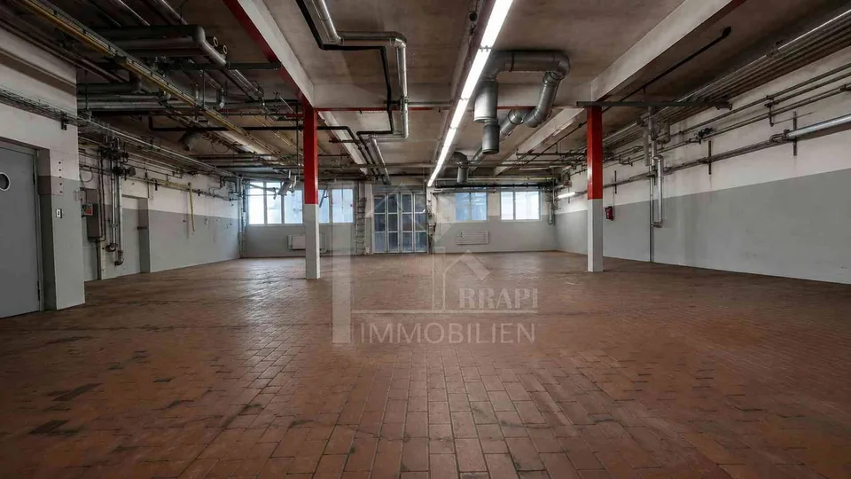 GEWERBEHALLE MIT WARENLIFT