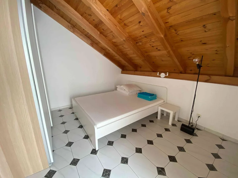 Möbliertes Wohnen in heller Dachwohnung mit Balkon