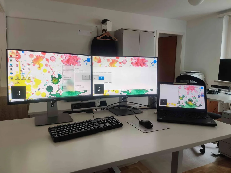 Desk im Coworking-Space mit Parkett & angenehmer Gemeinschaft