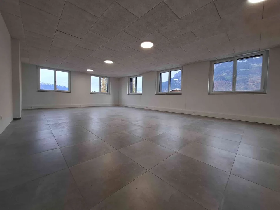 NEUBAU GEWERBE INKL. KANTINE UND ARCHIV