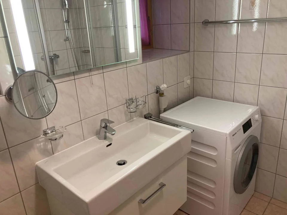 Sehr schöne voll ausgestattete, möblierte 2 ½ Zimmer Wohnung, 56m2
