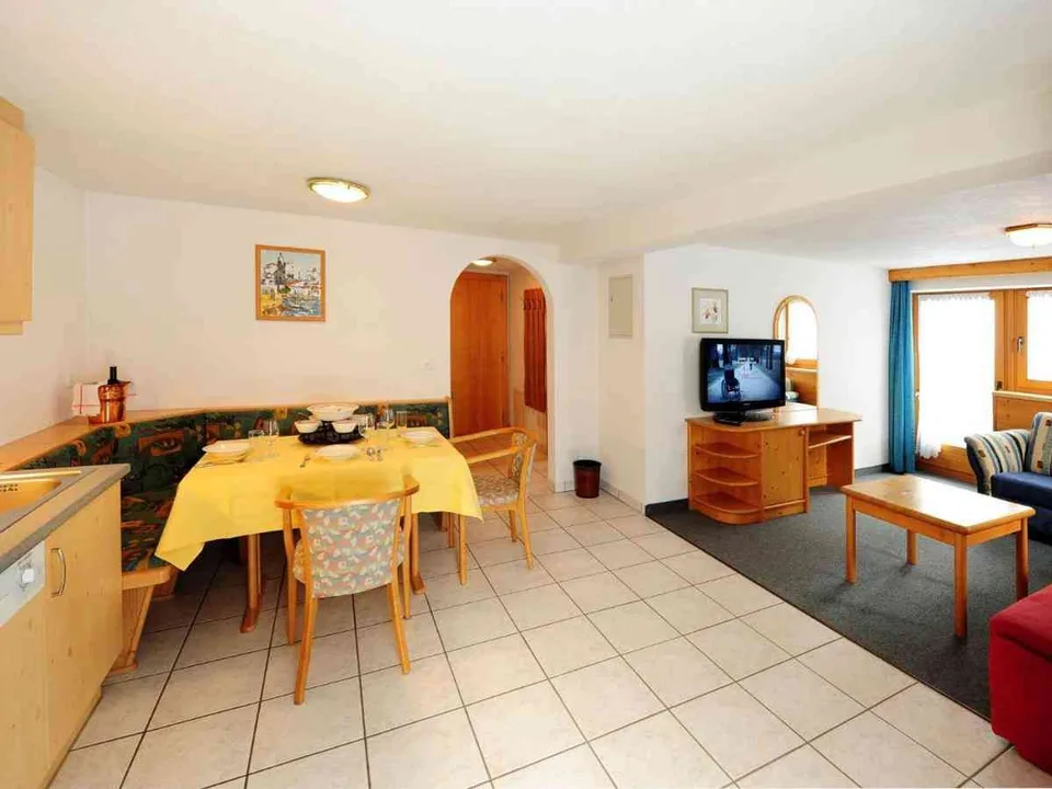 Sehr schöne voll ausgestattete, möblierte 2 ½ Zimmer Wohnung, 56m2