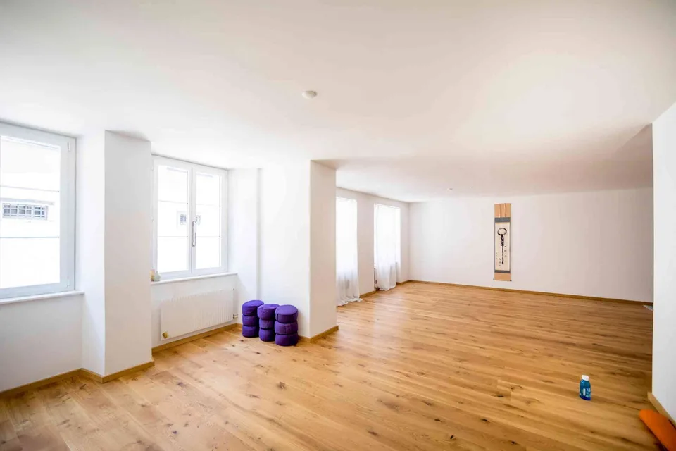 Bewegungs- oder Praxisraum (eingerichtet für Yoga)