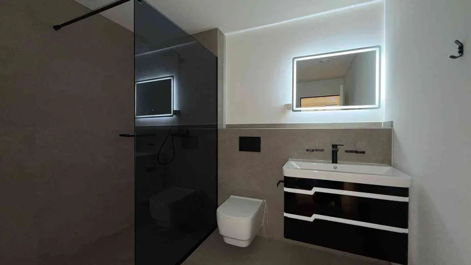 Erstvermietung: Moderne 3.5-Zimmer-Wohnung im 1.OG