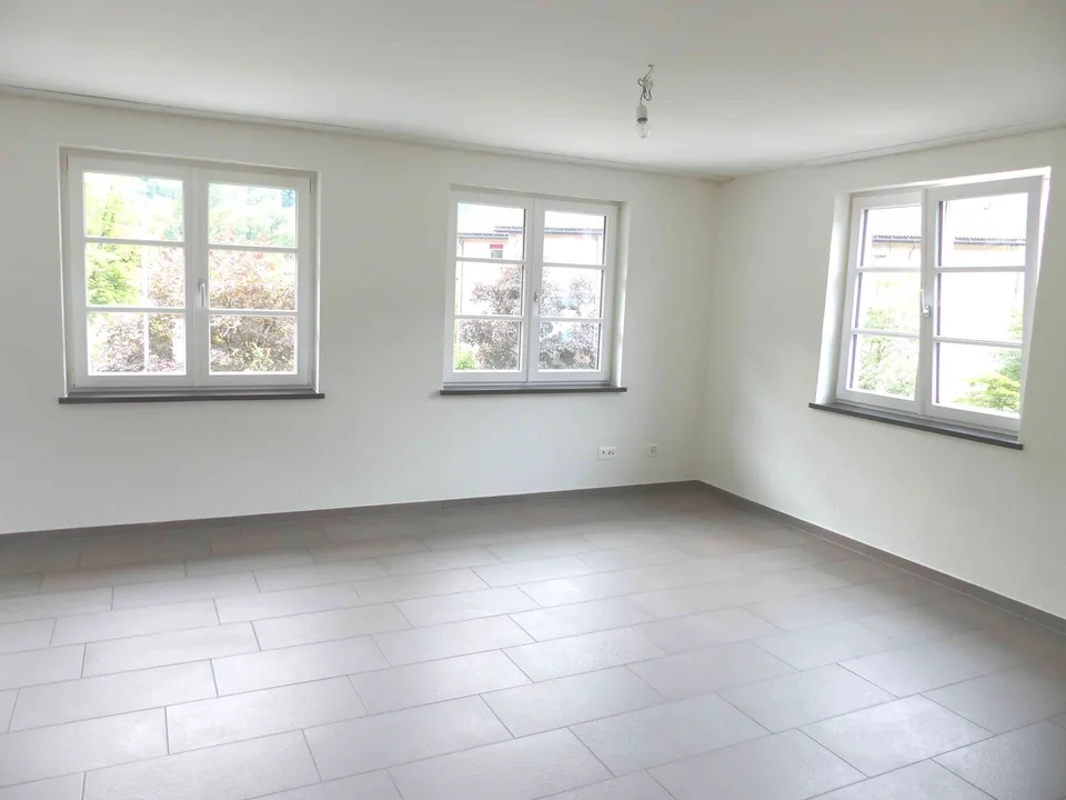 4 ½-Maisonette-Dachwohnung mit Gartensitzplatz in Mollis zu vermieten