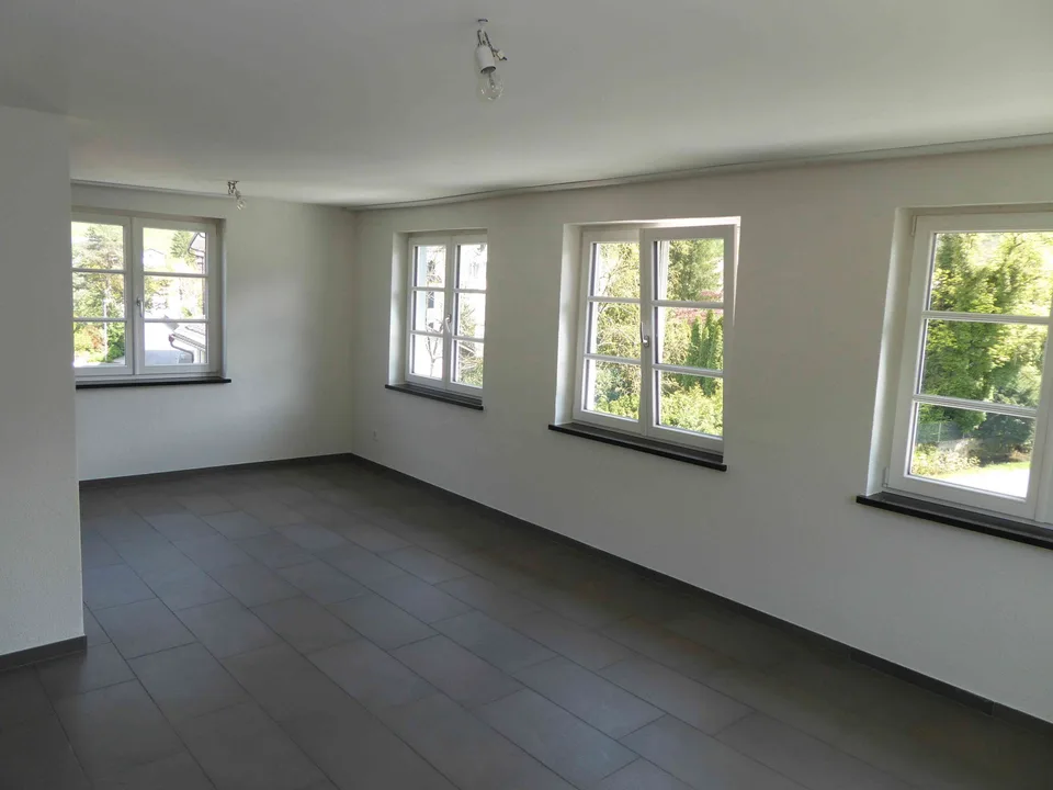 4 ½-Maisonette-Dachwohnung mit Gartensitzplatz in Mollis zu vermieten