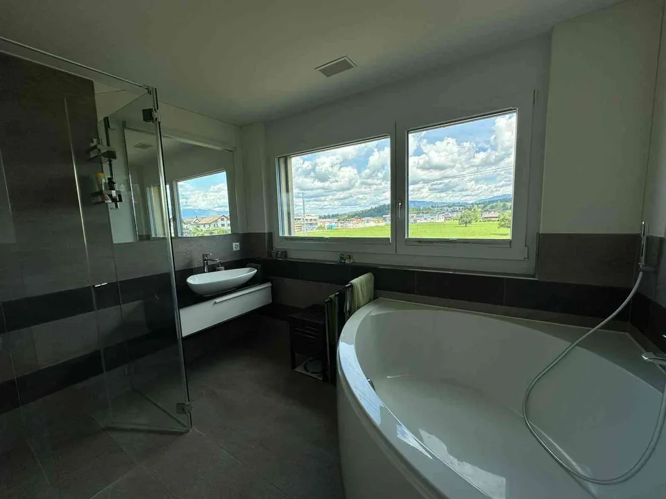 4.5-Zimmer-Wohnung an ruhiger Lage mit wunderschöner Aussicht