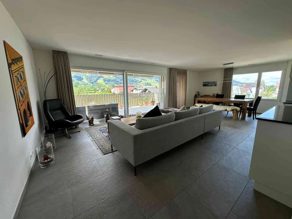 4.5-Zimmer-Wohnung an ruhiger Lage mit wunderschöner Aussicht