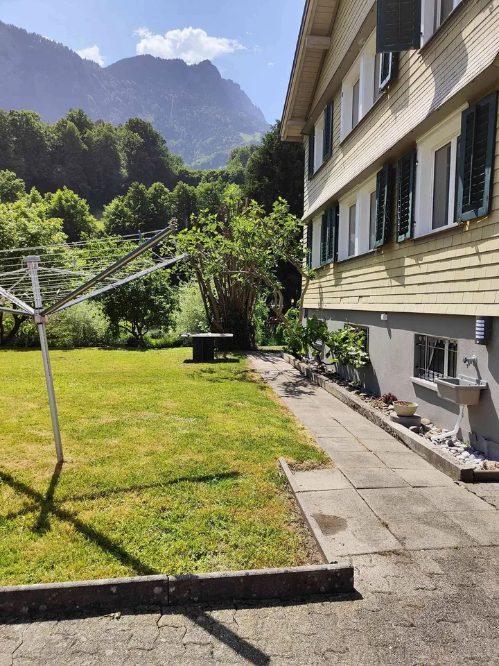 Freistehendes Haus mit 2 Wohnungen 3.5 und 4.5 Zimmer