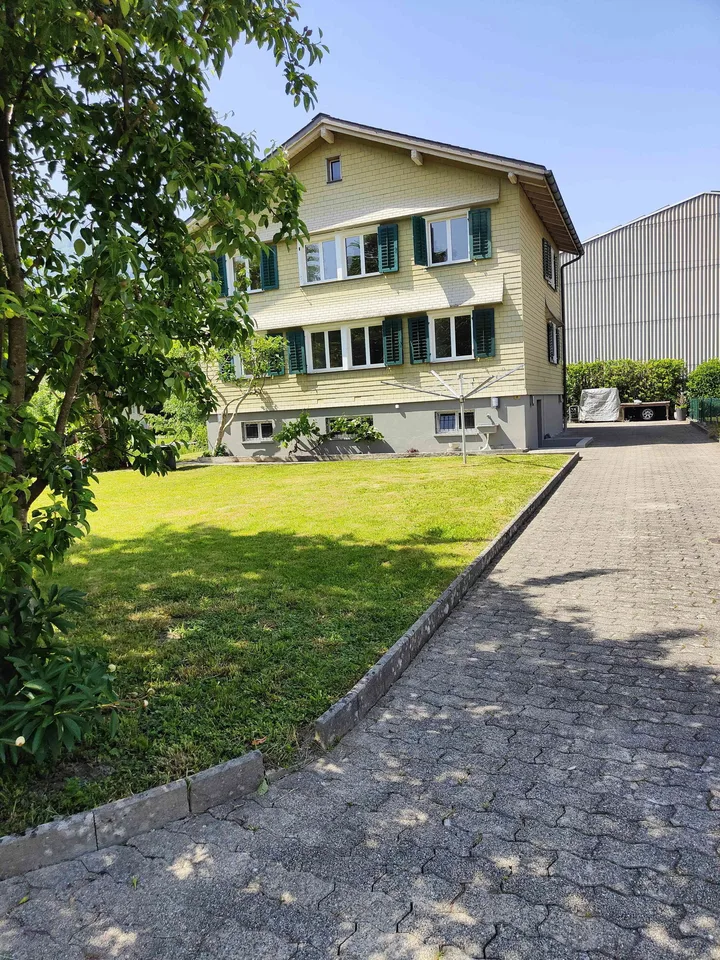 Freistehendes Haus mit 2 Wohnungen 3.5 und 4.5 Zimmer