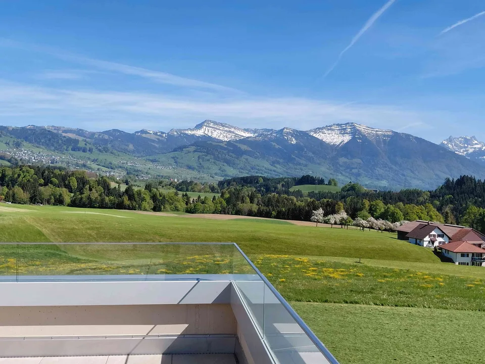Erstbezug Luxuriöse Attika Wohnung 4.5 Zimmer mit freiem Berg- und See