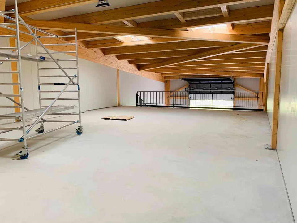 Moderne Gewerbehalle mit Galerie – 400 m² an zentraler Lage in Weesen