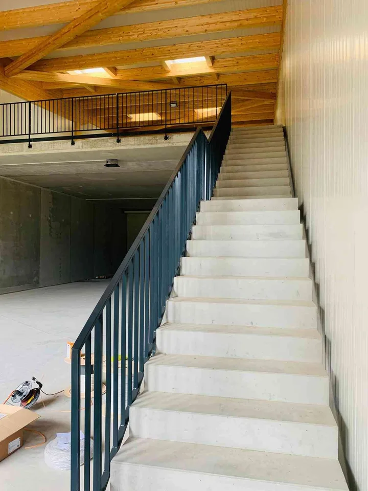Moderne Gewerbehalle mit Galerie – 400 m² an zentraler Lage in Weesen
