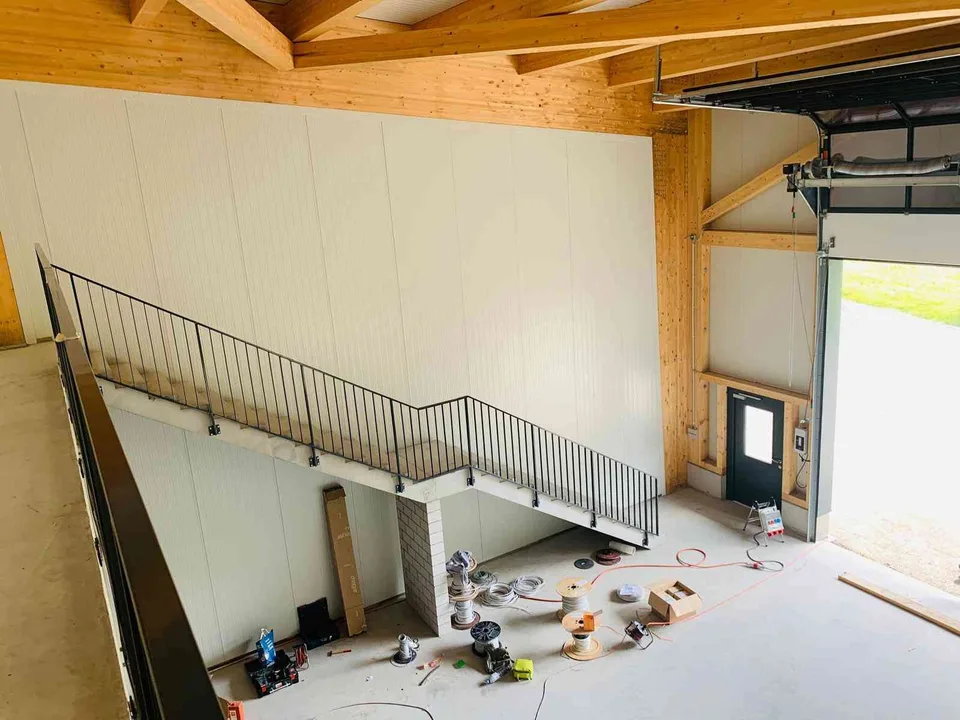Moderne Gewerbehalle mit Galerie – 400 m² an zentraler Lage in Weesen