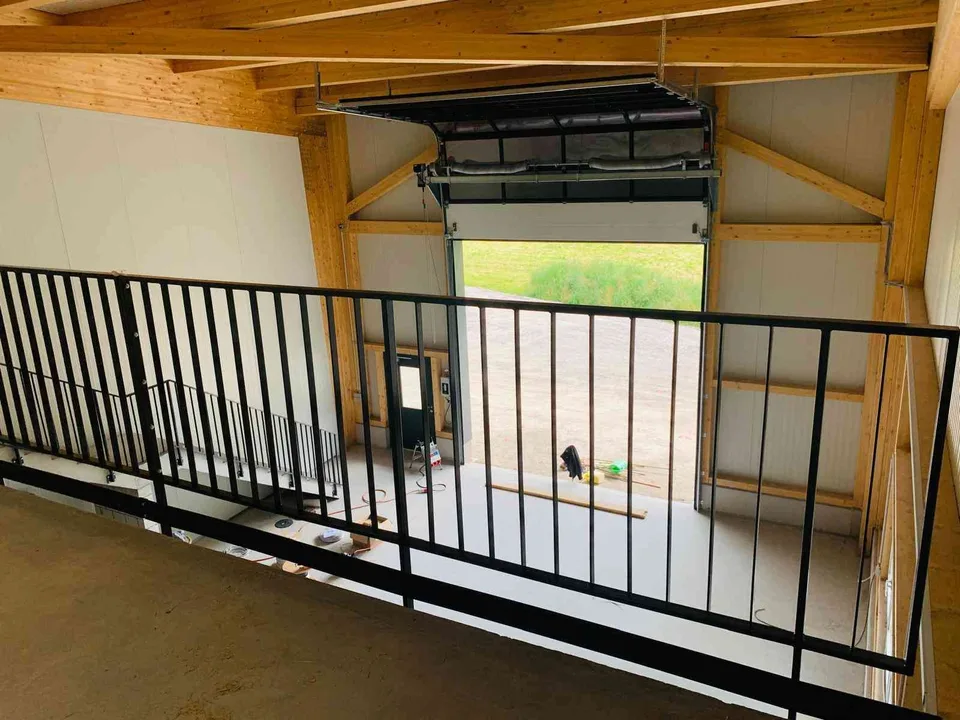 Moderne Gewerbehalle mit Galerie – 400 m² an zentraler Lage in Weesen