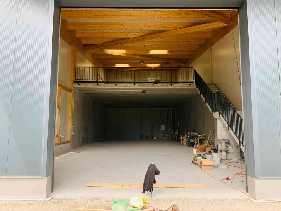 Moderne Gewerbehalle mit Galerie – 400 m² an zentraler Lage in Weesen