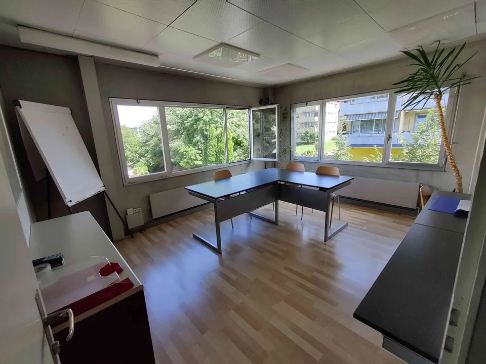 Schönes Büro mit viel Licht in Lachen