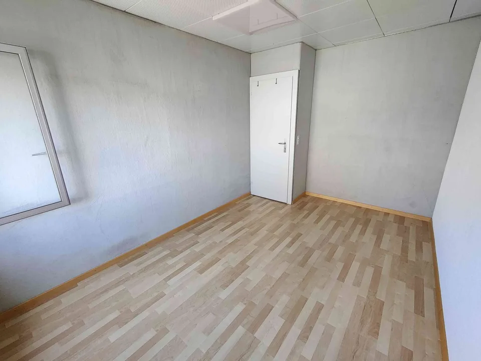Schönes Büro mit viel Licht in Lachen