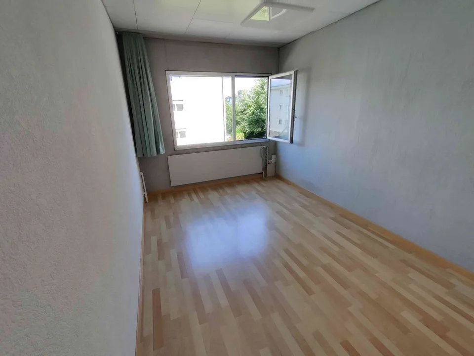 Schönes Büro mit viel Licht in Lachen