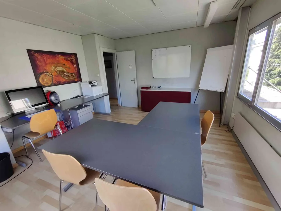 Schönes Büro mit viel Licht in Lachen