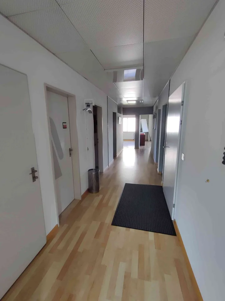 Schönes Büro mit viel Licht in Lachen