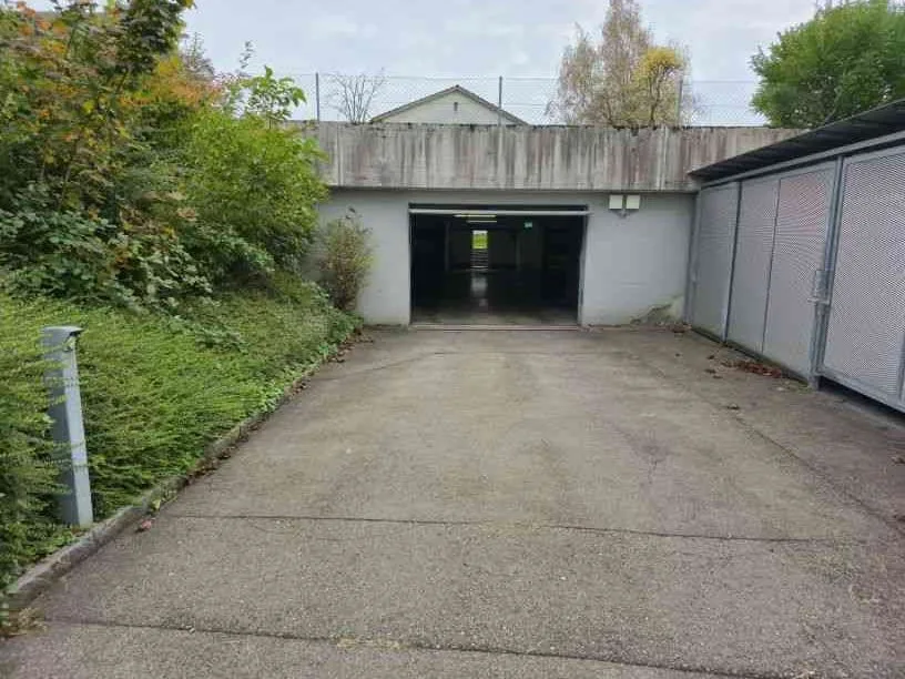 Tiefgarage, hell, gross mit 2 Waschboxen