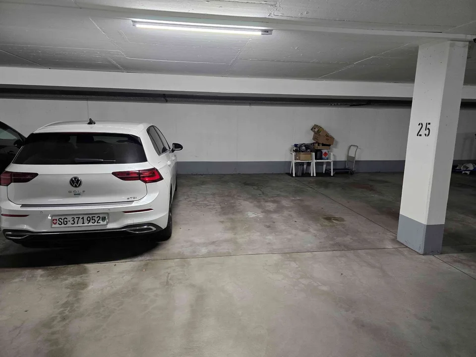 Tiefgarage, hell, gross mit 2 Waschboxen