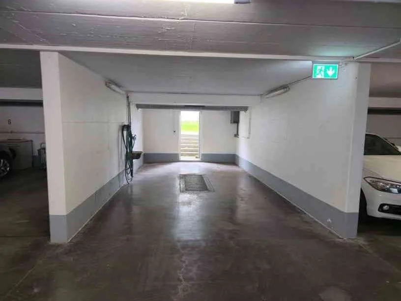 Tiefgarage, hell, gross mit 2 Waschboxen
