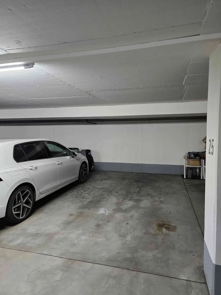 Tiefgarage, hell, gross mit 2 Waschboxen