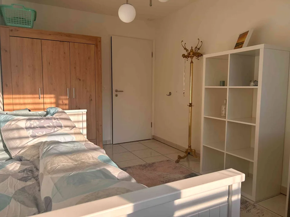 Möbliertes modernes Zimmer mit eigenem Bad zentral in Lachen SZ