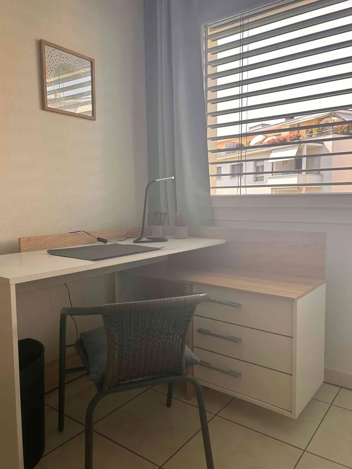 Möbliertes modernes Zimmer mit eigenem Bad zentral in Lachen SZ
