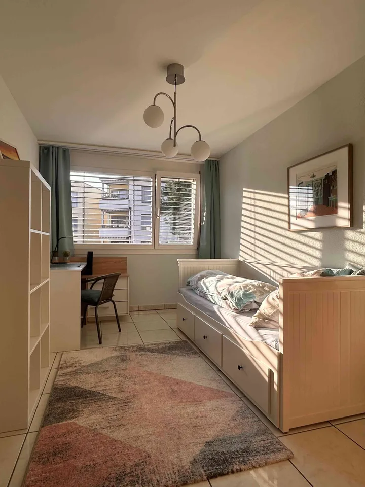 Möbliertes modernes Zimmer mit eigenem Bad zentral in Lachen SZ