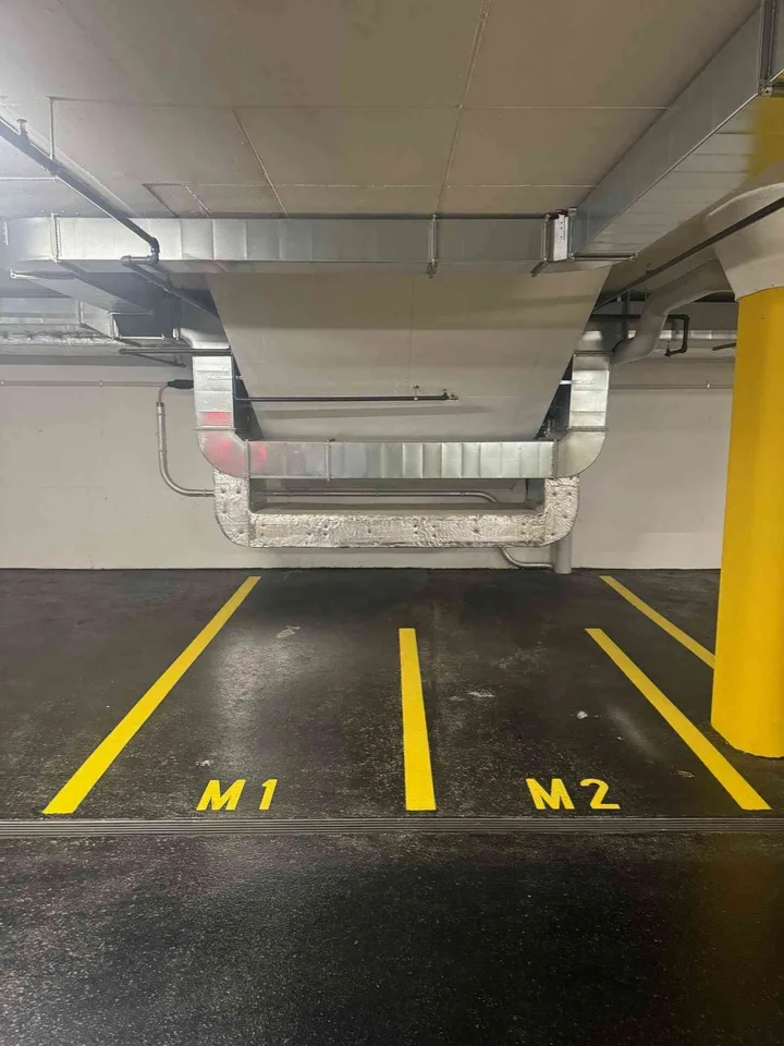 grosser Töffparkplatz in Bahnhofsnähe