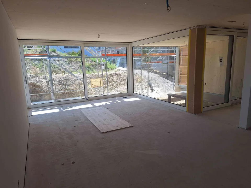 Erstvermietung: EG-Neubauwohnung in Zweifamilienhaus mit Aussicht