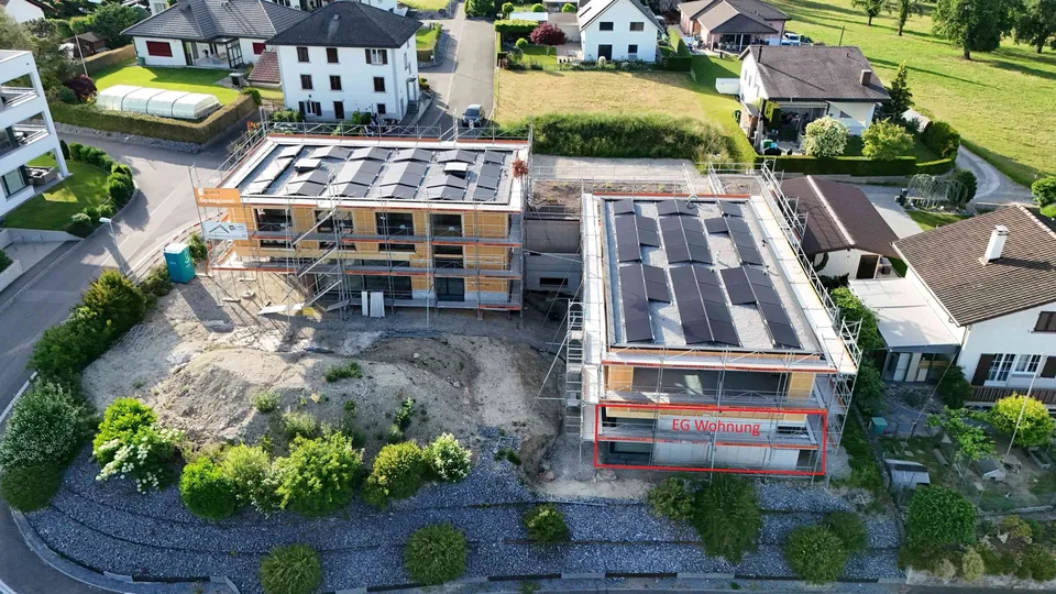Erstvermietung: EG-Neubauwohnung in Zweifamilienhaus mit Aussicht
