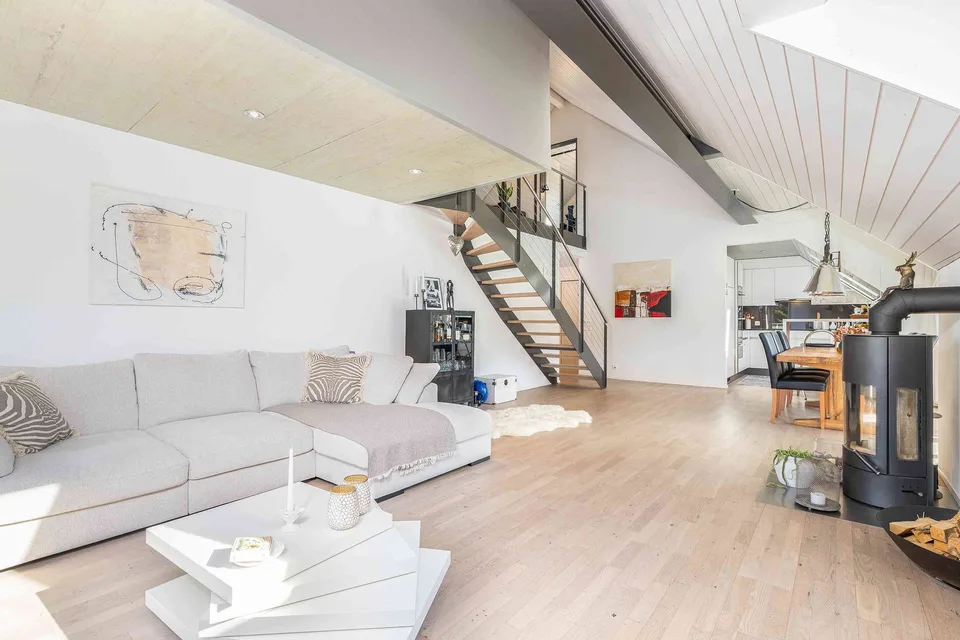 Grosszügige, helle 4.5-Zimmer-Maisonette mit Galerie und 2 Balkonen