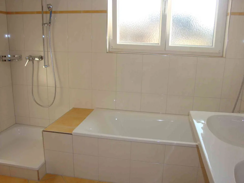 sehr schöne helle, komfortable 4,5 Zimmer-Wohnung, 1. Stock, Südseite