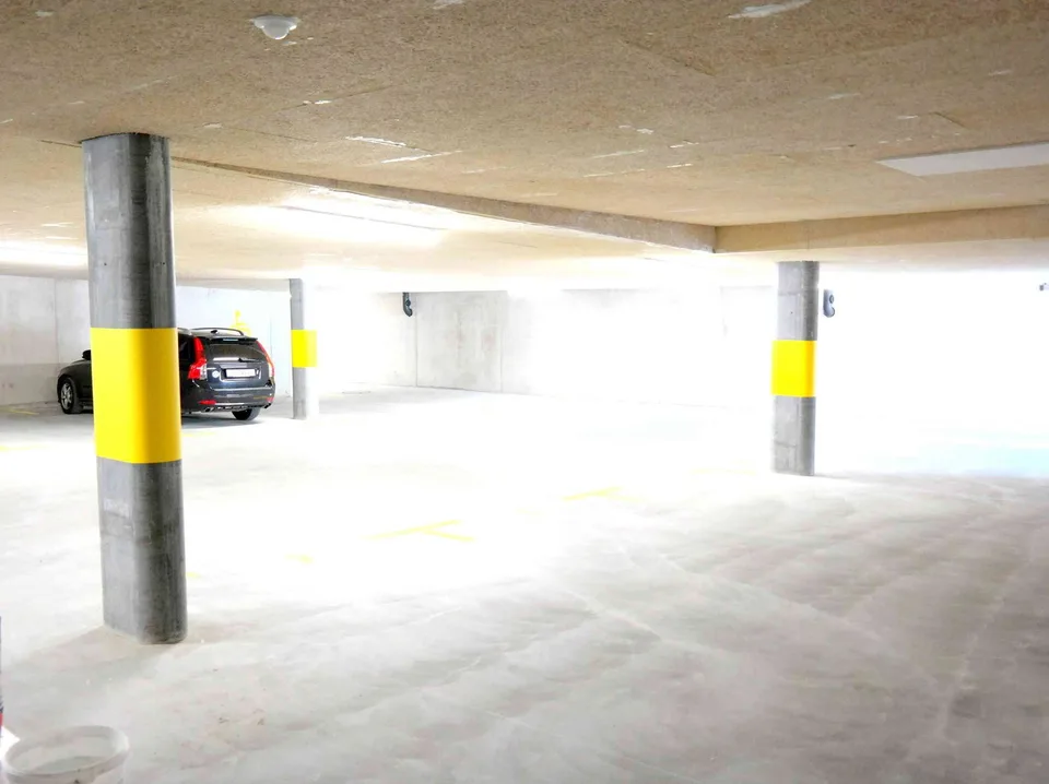 Parkieren Sie Ihr Auto oder Motorrad sicher, zentral u. repräsentativ