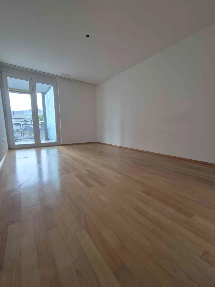 Wir vermieten eine lichtdurchflutete 4.5-Zimmerwohnung im 1. OG