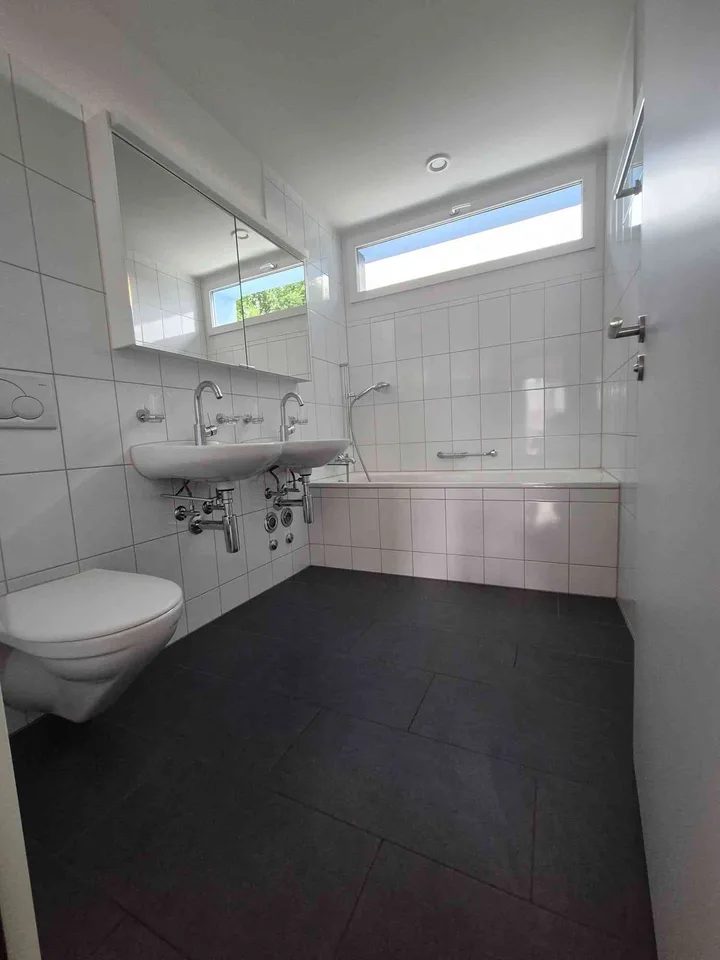 Wir vermieten eine lichtdurchflutete 4.5-Zimmerwohnung im 1. OG