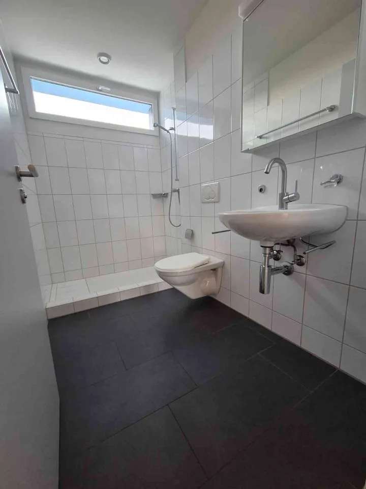 Wir vermieten eine lichtdurchflutete 4.5-Zimmerwohnung im 1. OG