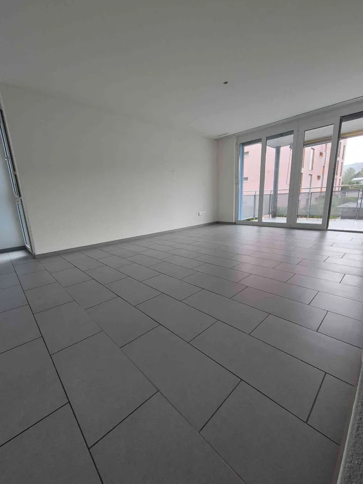 Wir vermieten eine lichtdurchflutete 4.5-Zimmerwohnung im 1. OG