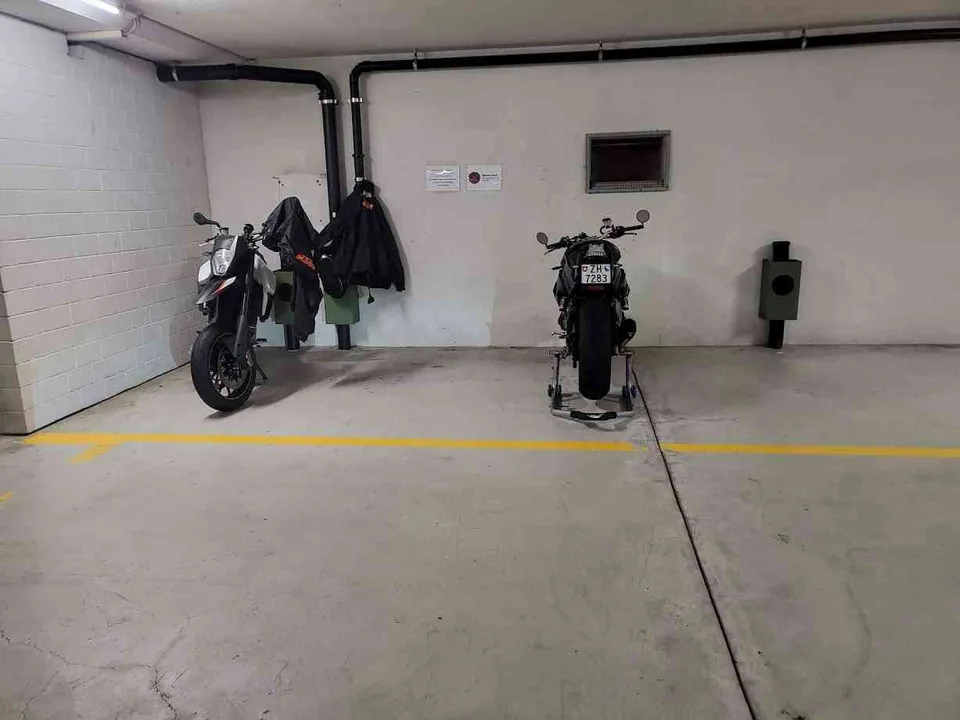 Motorrad Parkplatz in Tiefgarage