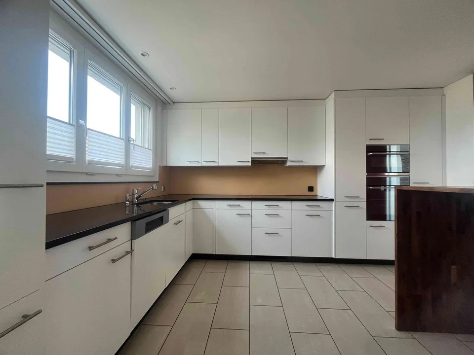 frisch renoviertes 7.5 Zimmer-Familienhaus mit Garten und PV-Anlage