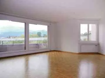 Sonnige 3.5-Zimmer-Wohnung mit freier Fernsicht in die Berge