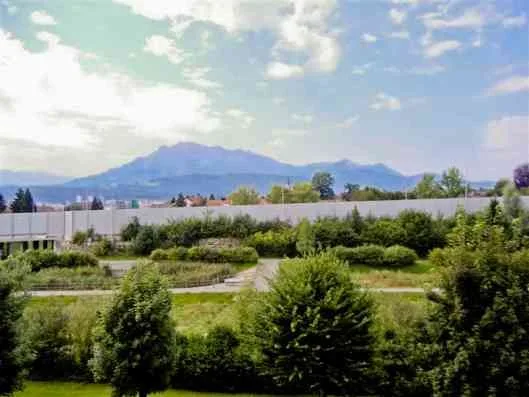 Sonnige 3.5-Zimmer-Wohnung mit freier Fernsicht in die Berge