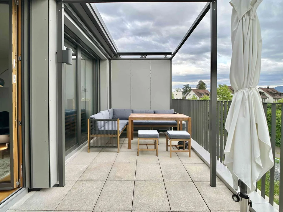 Befristet, möbliert: Moderne 4.5-Zimmer-Wohnung mit Seesicht